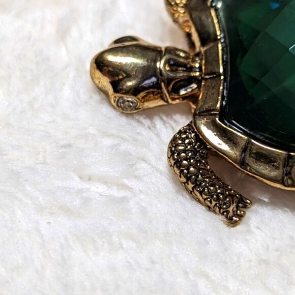 Vintage Napier Goldtone Turtle Brooche Cushion Cut Green Acrylic Cabochon - Picture 7 of 10